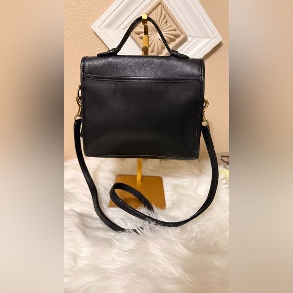 Elegant Black Leather Shoulder Bag - Picture 3 of 15